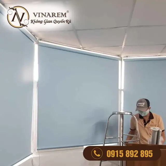 Rèm cuốn cửa sổ màu xanh da trời nhạt – Văn phòng VP12