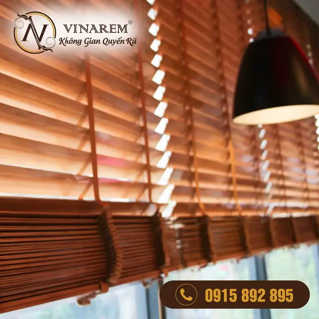 Rèm sáo gỗ cao cấp cho không gian quán cà phê sang trọng NH12
