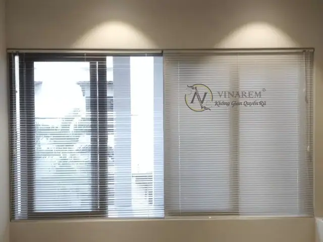 Rèm sáo nhôm màu trắng văn phòng VP25
