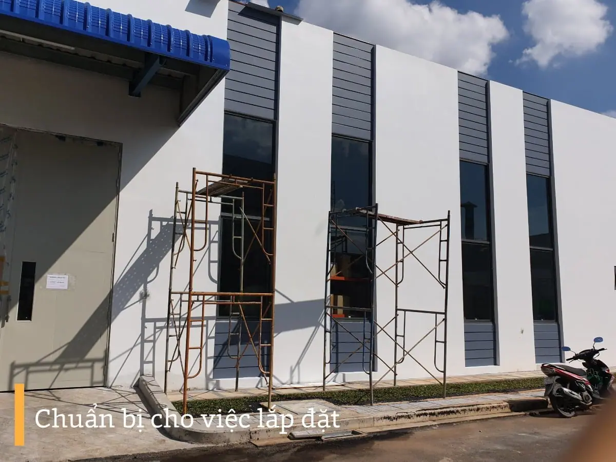 Chuẩn bị lắp đặt rèm cuốn cửa sổ