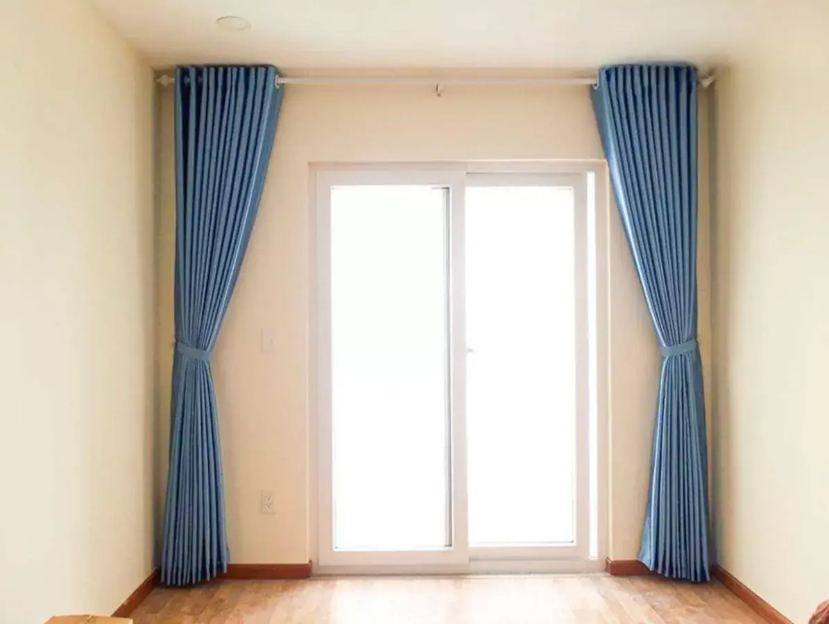 rem cua mau xanh duong vinarem.com jpg