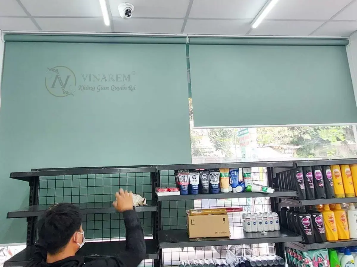 Rèm cuốn cửa sổ màu xanh lá cây