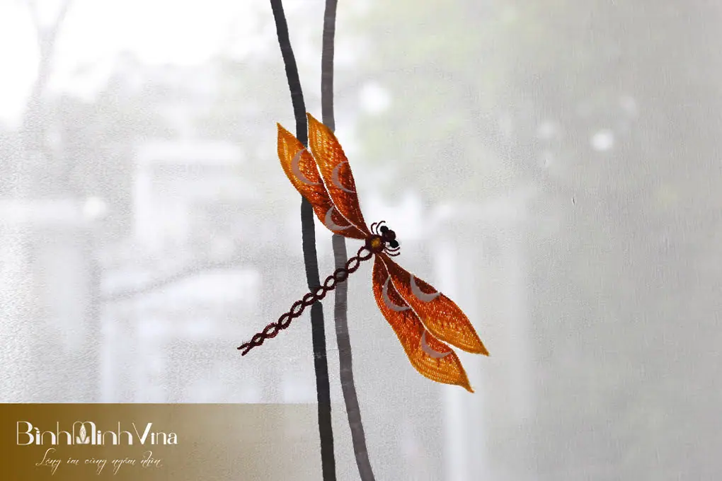 Nhắc bạn về vệ sinh rèm thêu tay
