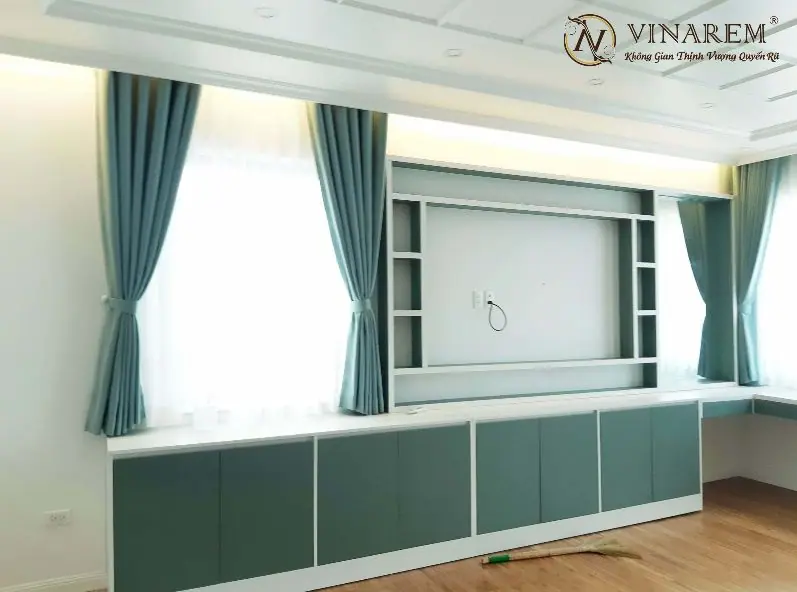 tường màu xanh ngọc chọn rèm màu gì