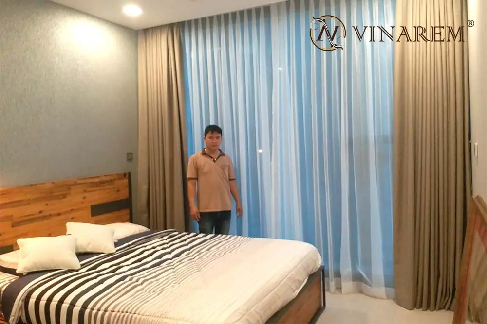 Nhân viên của Vinarem vừa mới hoàn thành lắp đặt rèm cho phòng khách sạn
