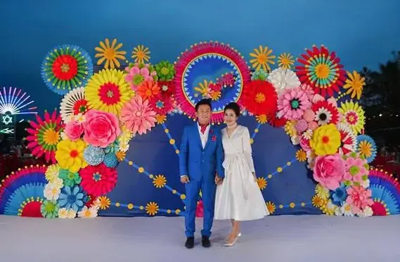 Phong rèm cưới bằng hoa giấy đẹp