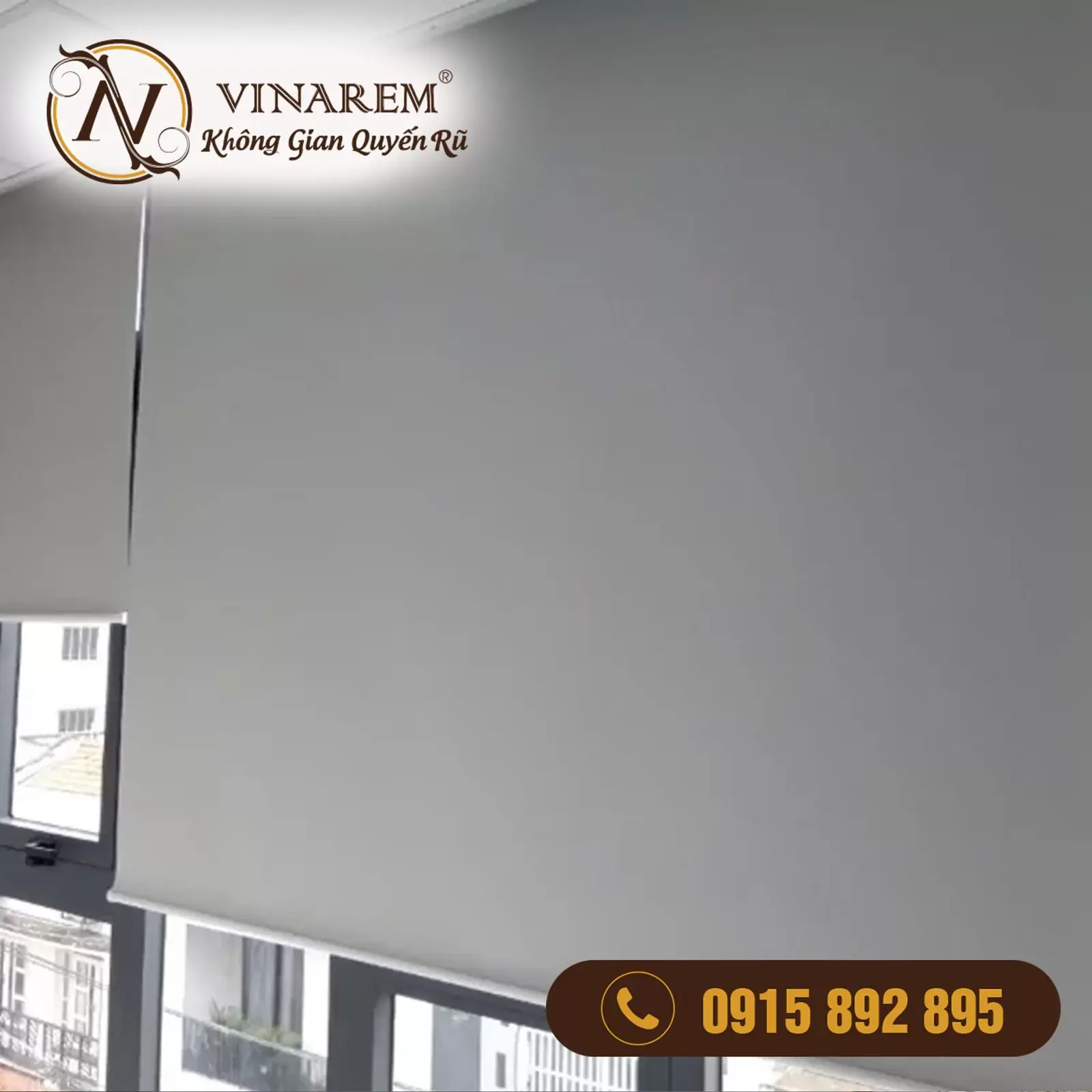 Rèm cuốn cửa sổ văn phòng màu xám trắng