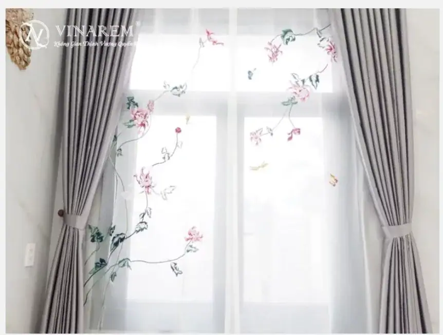 Mẫu rèm vải có hoa văn hoa