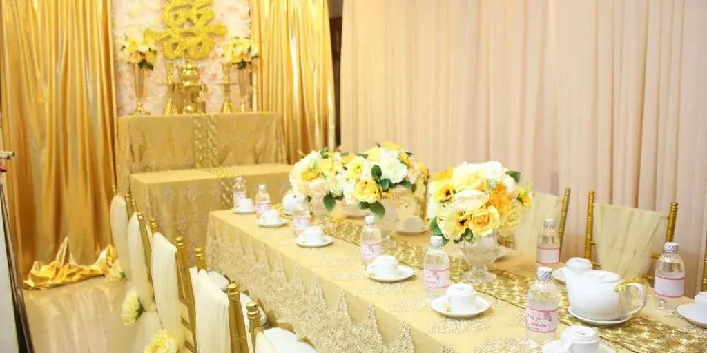 rem vai voan trang tri tiec cuoi tone vang 1024x512 1