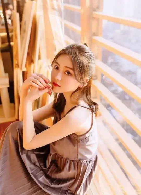 tạo dáng bên rèm cửa đẹp