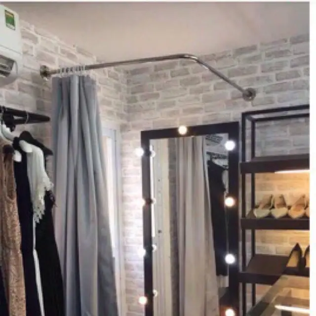 Rèm thay đồ cửa hàng thời trang dạng lửng bắt góc