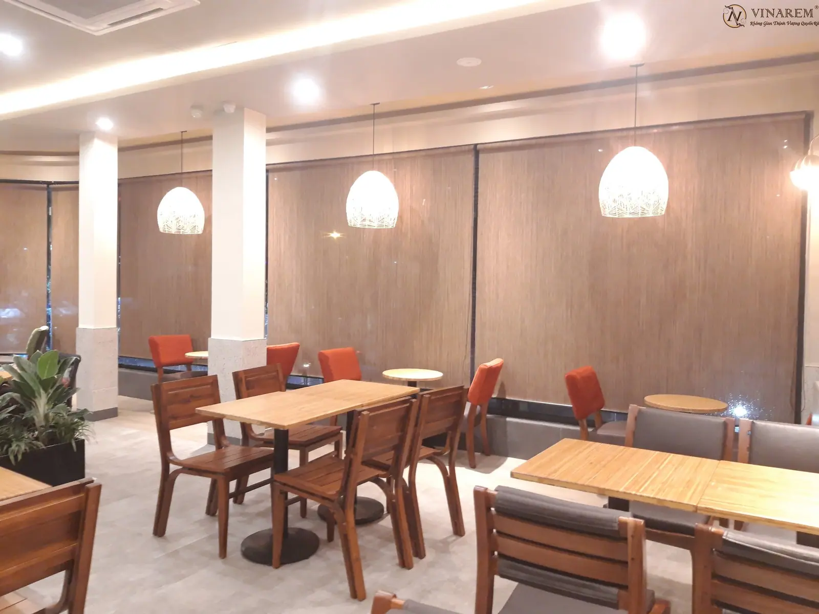 Rèm cuốn cao cấp sang trọng cho quán cà phê