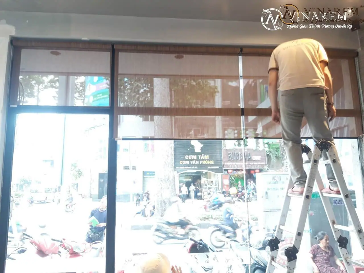 Rèm cuốn lưới cửa sổ mang đến không gian thoáng mát cho quán cà phê