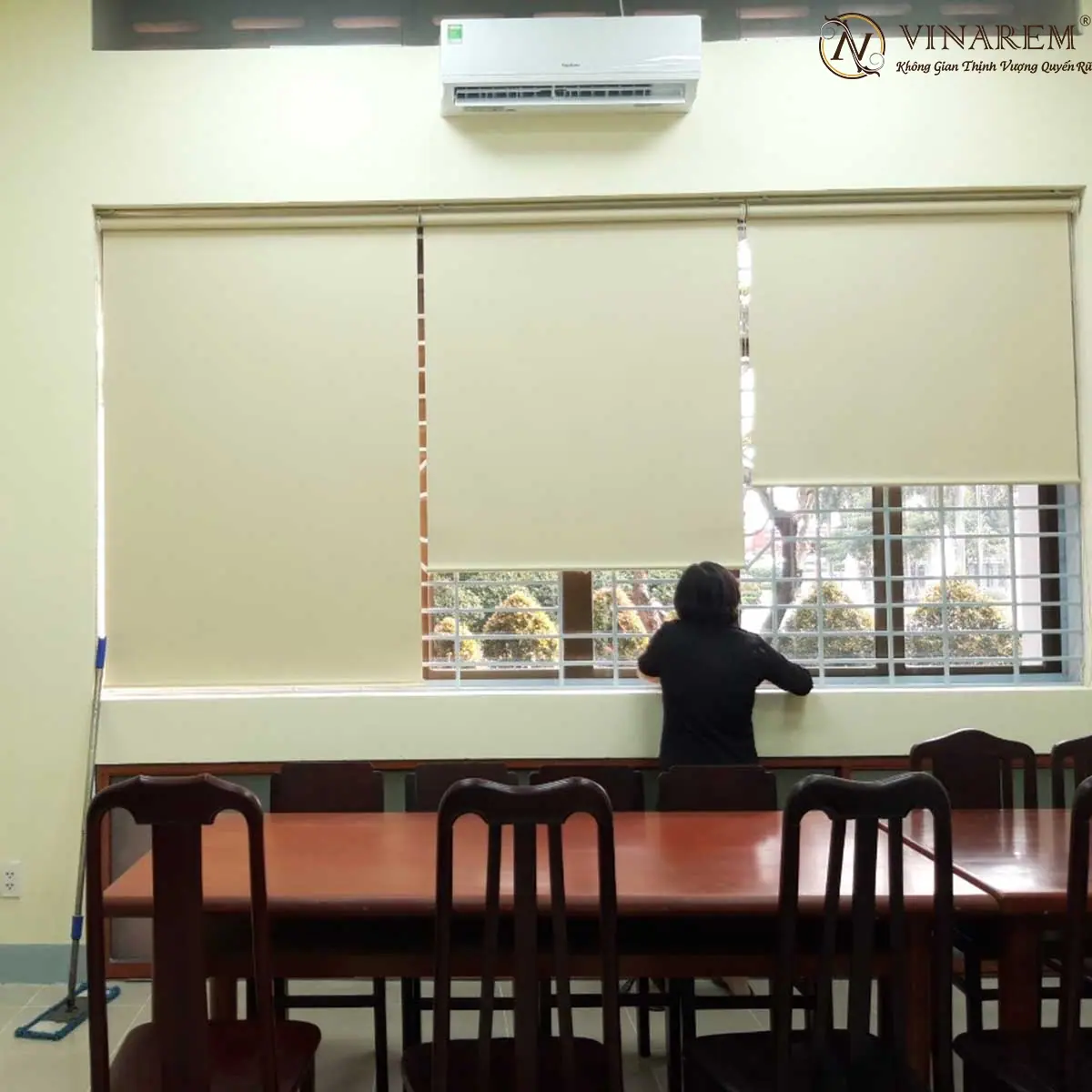 Rèm cuốn văn phòng sang trọng và hiện đại cho không gian phòng họp