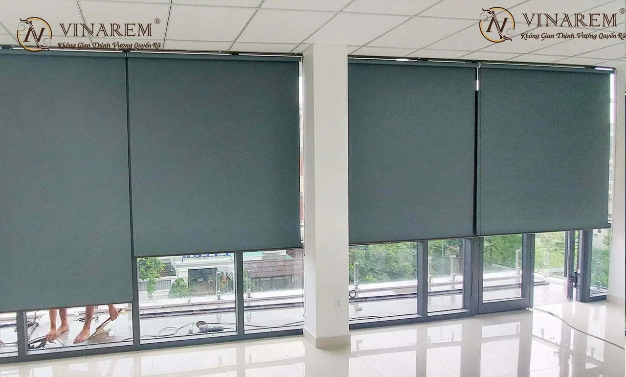 Rèm cuốn màu xanh đen cho cửa sổ văn phòng