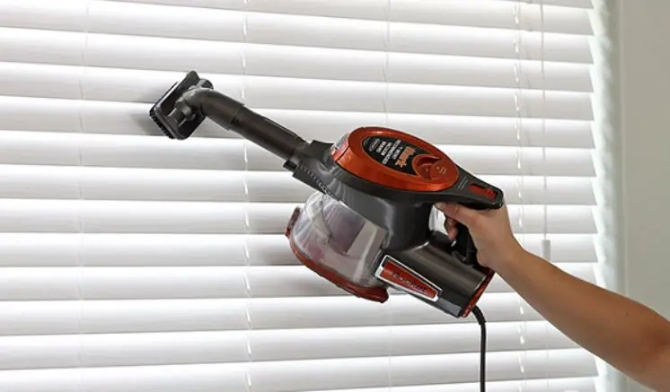 Sử dụng máy hút bụi để làm sạch rèm sáo nhôm