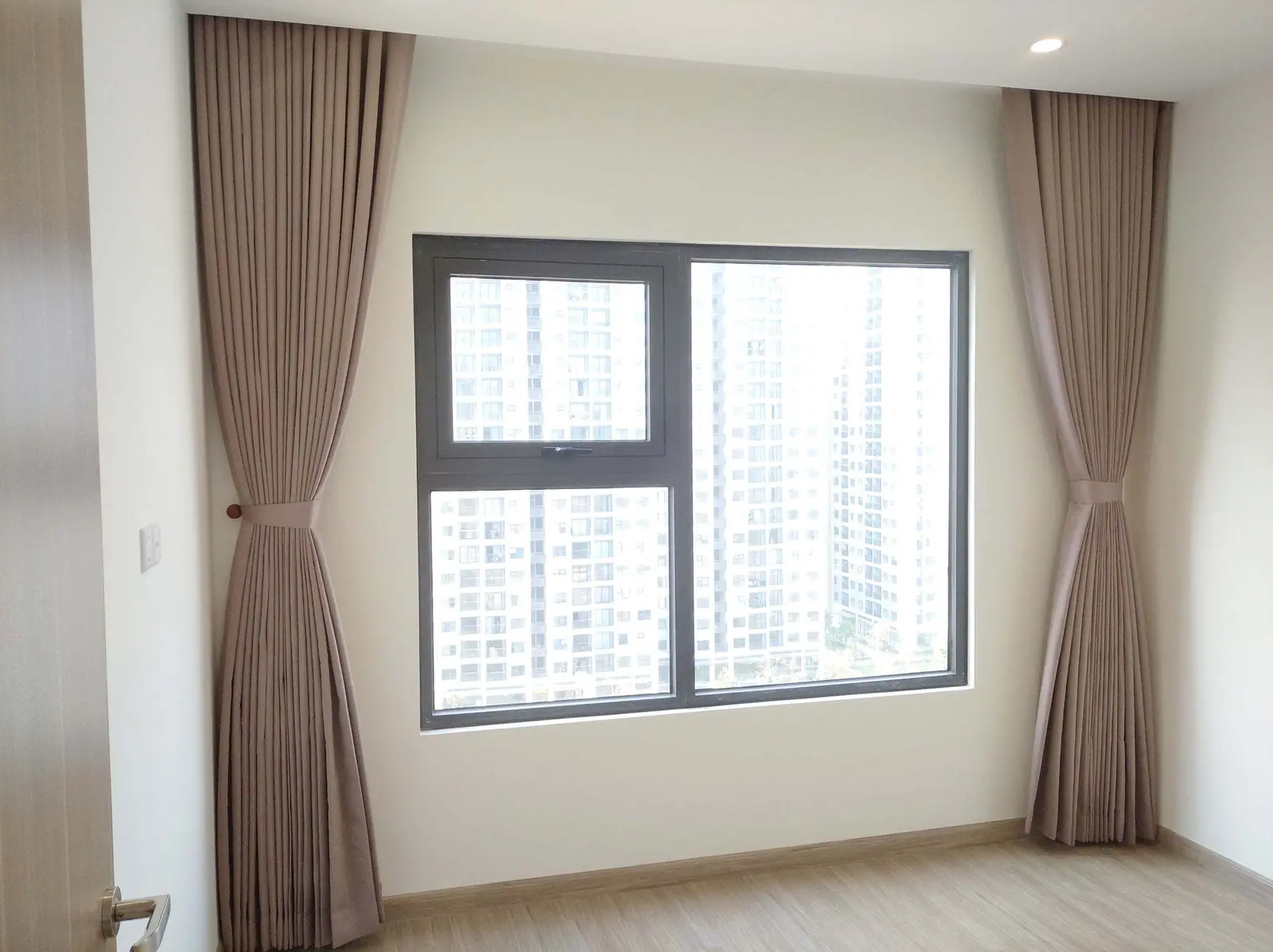 Rèm vải 1 lớp màu nâu sữa cho cửa sổ
