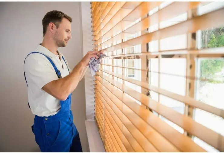 Một tay đỡ mành nhôm một tay lau rèm