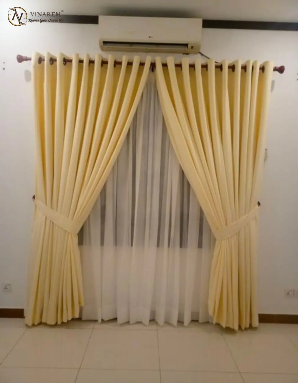 Sự kết hợp của lớp voan mỏng giúp tạo ra mẫu rèm mềm mại và nghệ thuật hơn