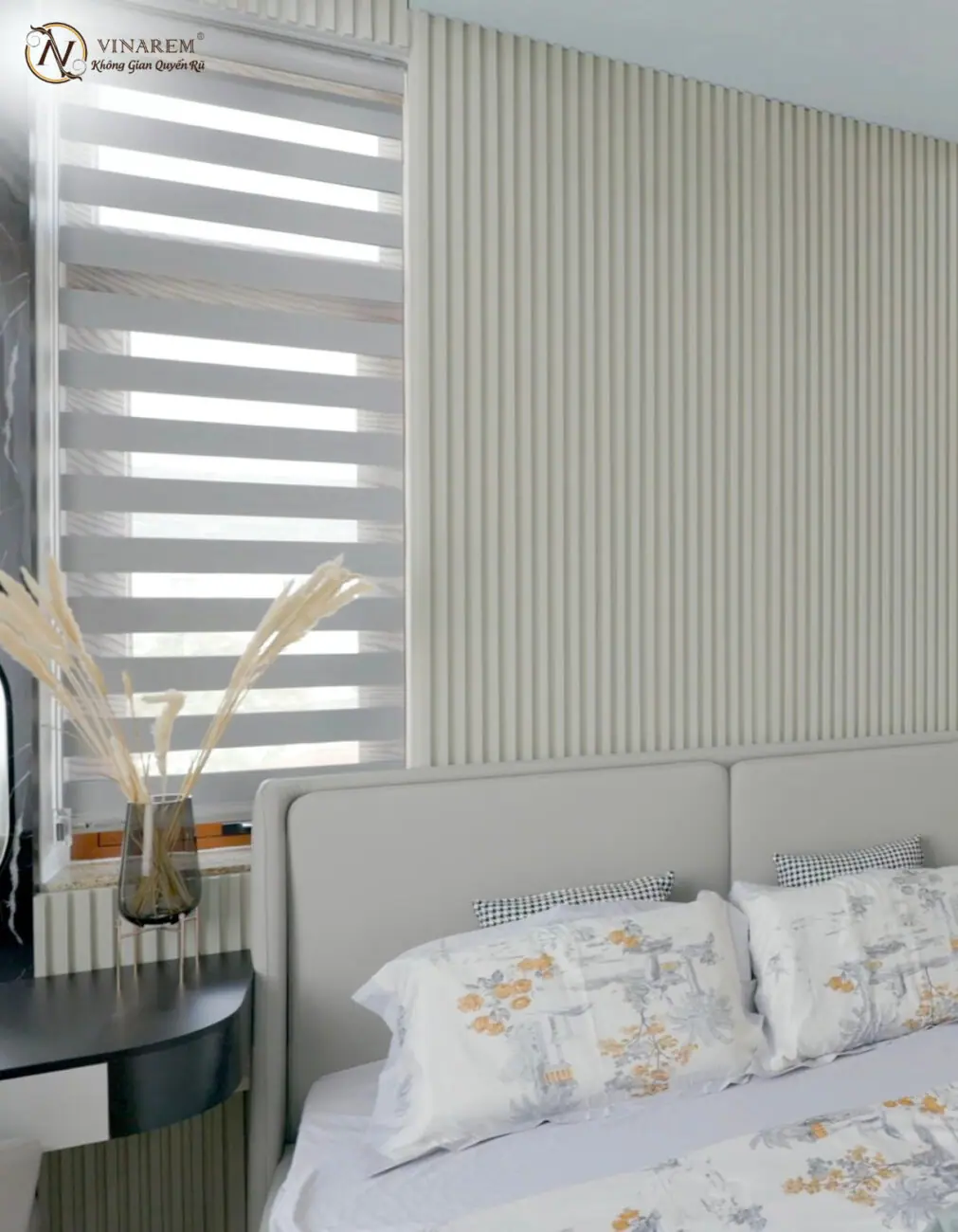 Rèm cửa giúp tạo cảm giác mở rộng và tiết kiệm không gian, đồng thời tạo điểm nhấn và thẩm mỹ cho phòng ngủ.
